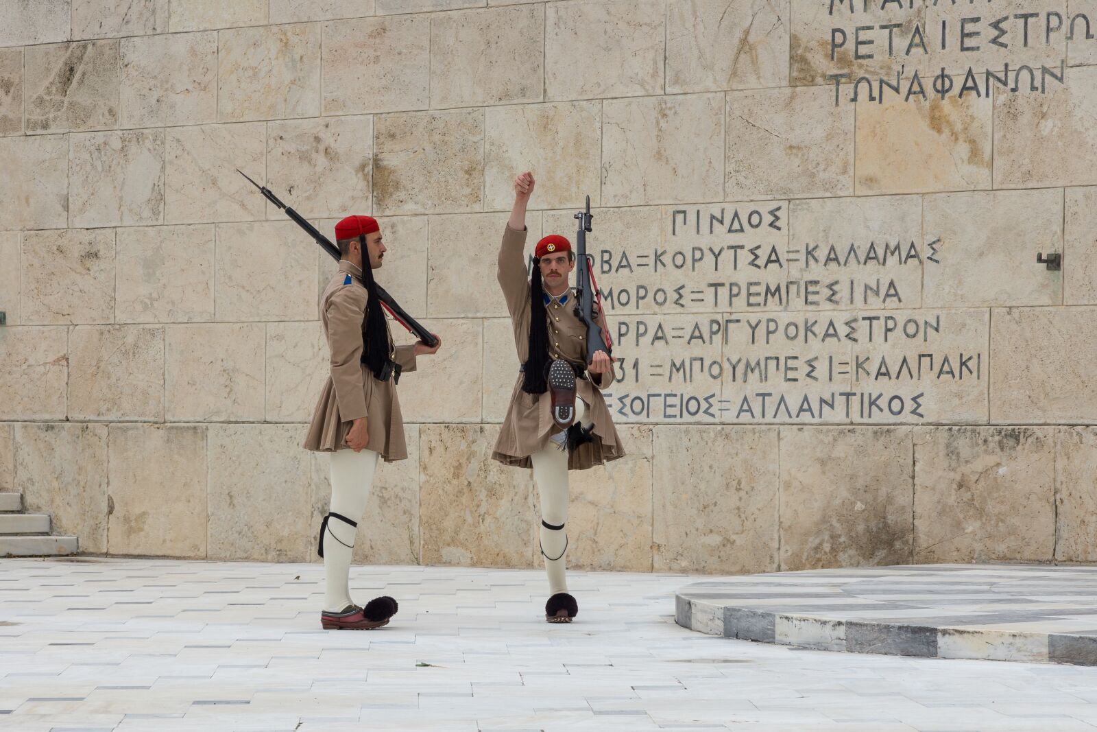 Sony SLT-A77 + Sony DT 18-135mm F3.5-5.6 SAM sample photo. Athens, soldiers, greece photography