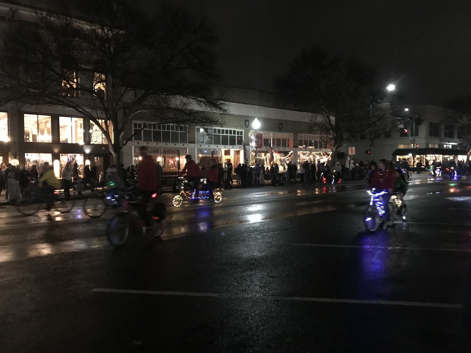 iPhone 7 back camera 3.99mm f/1.8 sample photo. Christmas, parade, holiday photography