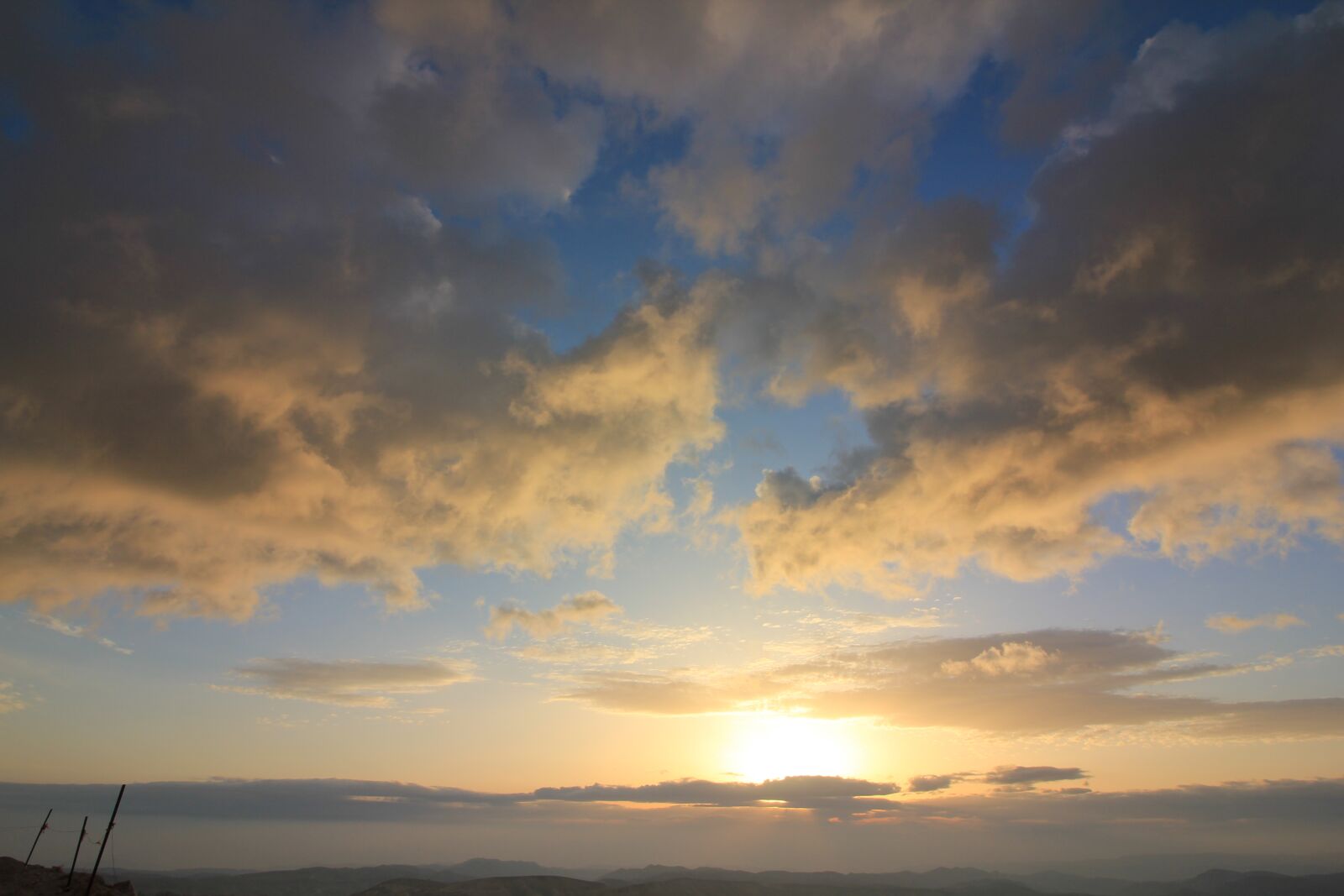Canon EOS 550D (EOS Rebel T2i / EOS Kiss X4) sample photo. Sky, blue, clouds photography
