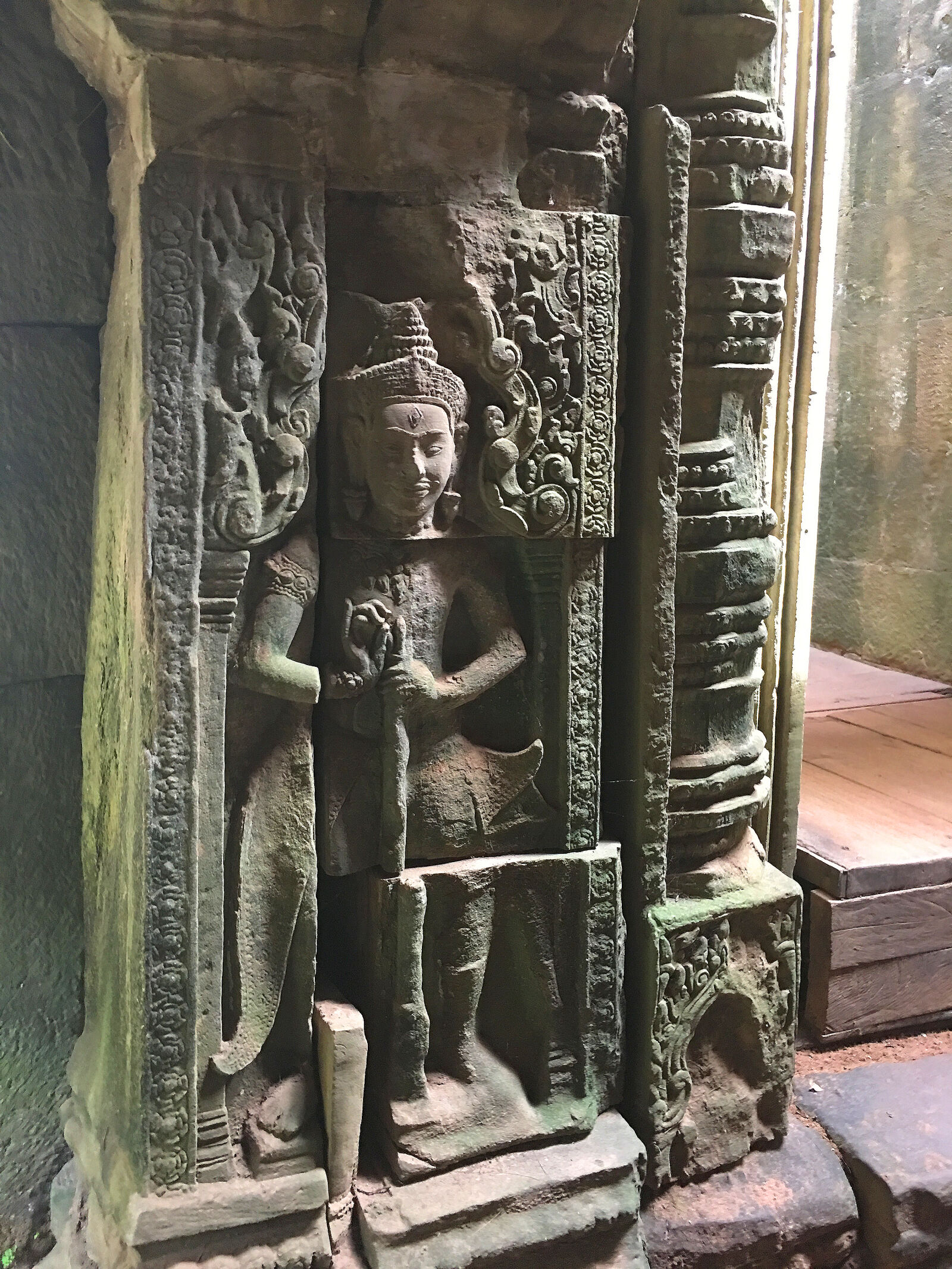 iPhone 6s Plus back camera 4.15mm f/2.2 sample photo. Ancient, angkor, wat, apisara photography