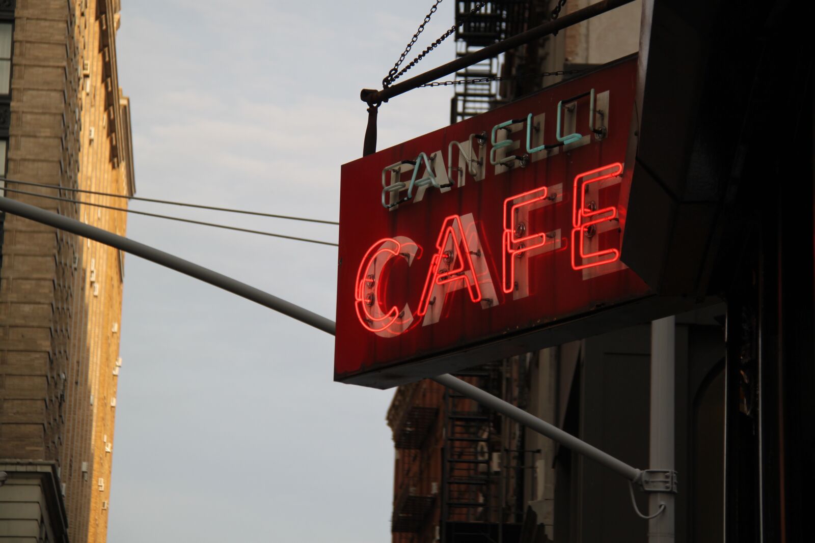 Canon EOS 500D (EOS Rebel T1i / EOS Kiss X3) sample photo. Sign, architecture photography