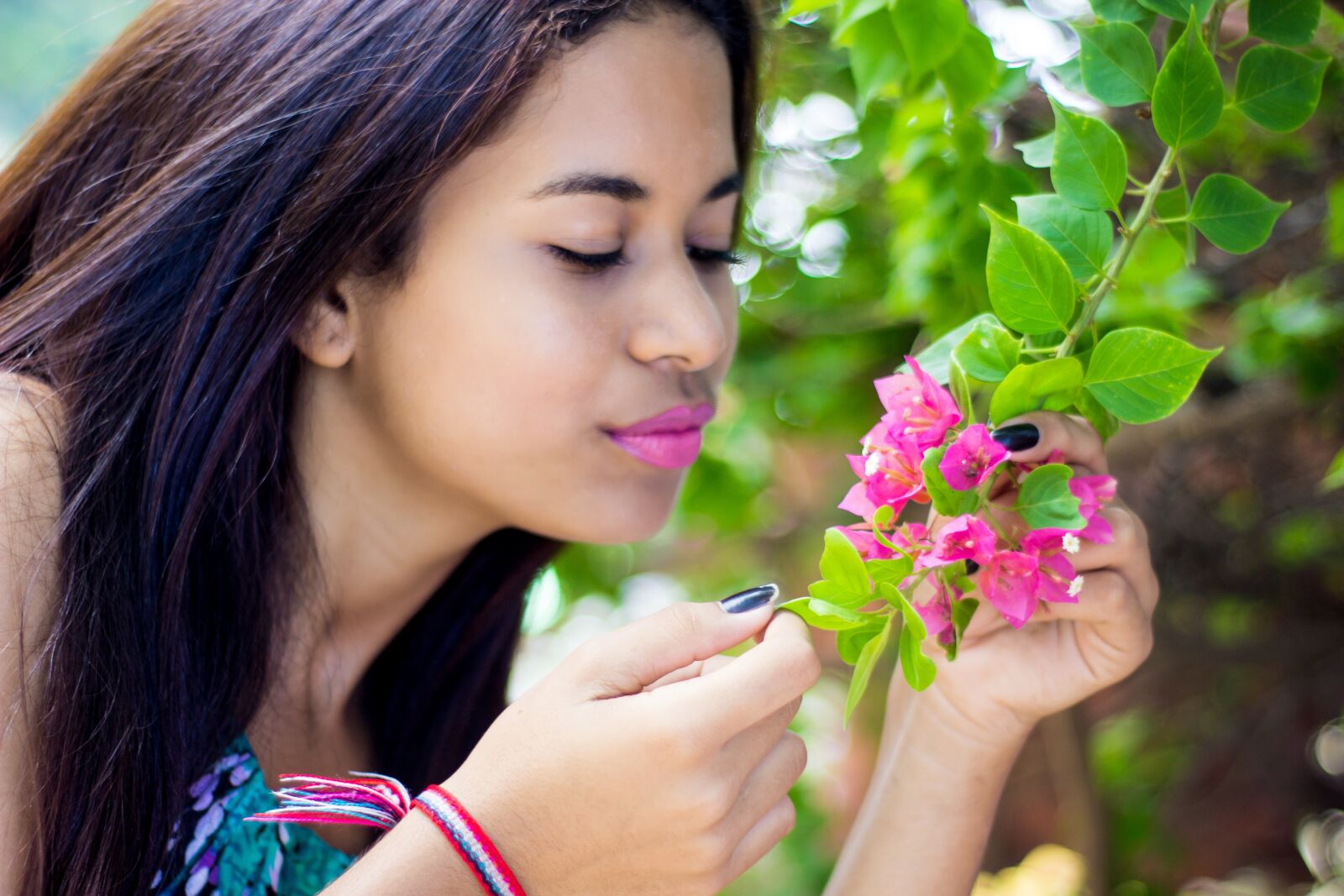 Canon EOS 1200D (EOS Rebel T5 / EOS Kiss X70 / EOS Hi) sample photo. Woman, girl, smelling flower photography