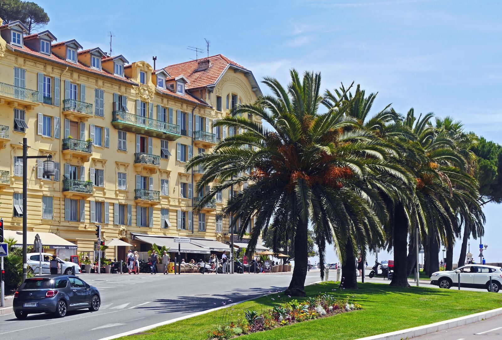 Panasonic Lumix DMC-GH3 sample photo. Palm, road, building, travel photography