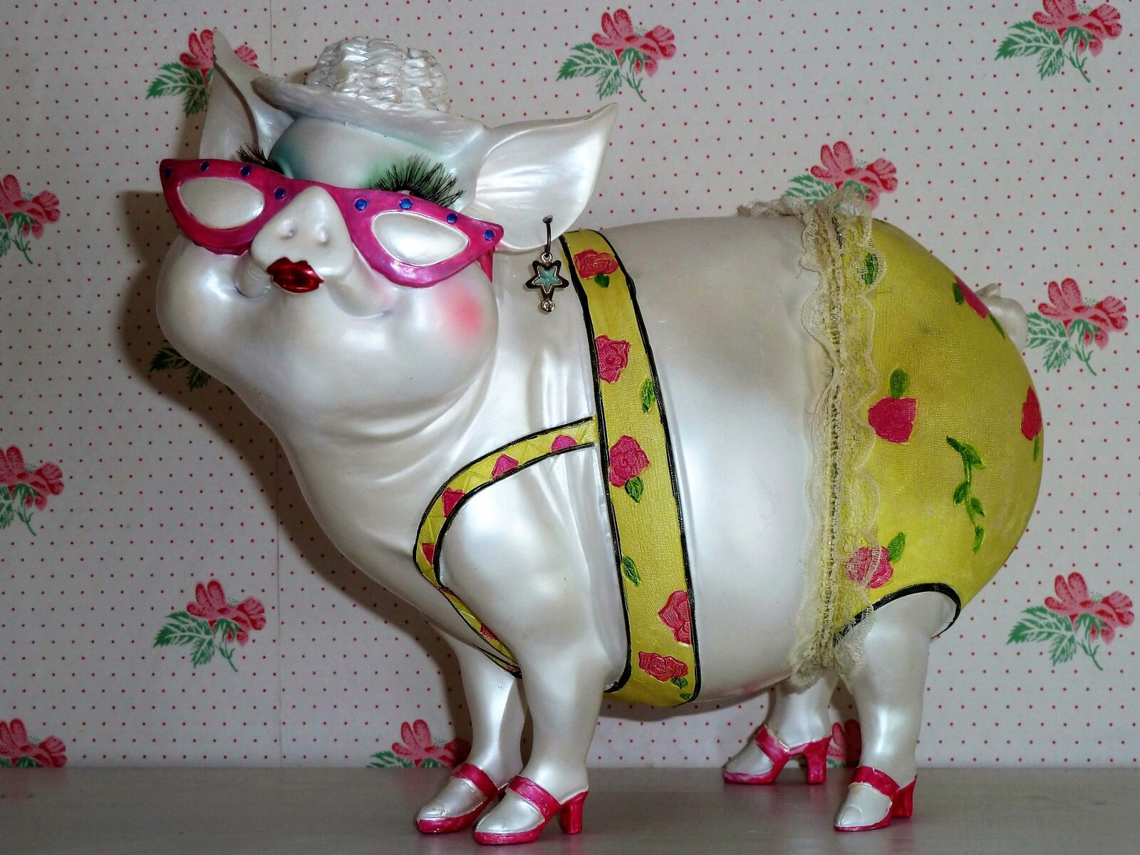 Panasonic Lumix DMC-ZS5 (Lumix DMC-TZ8) sample photo. Pig, save, pink photography