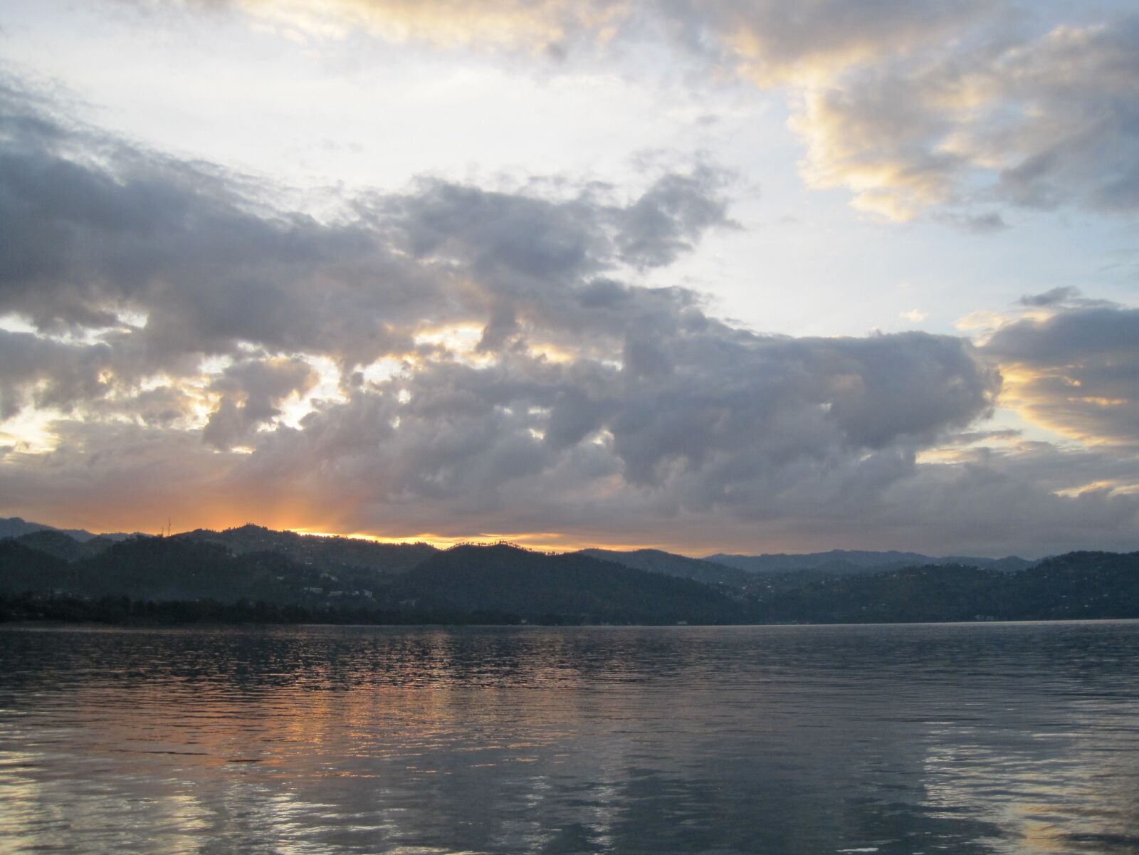 Canon PowerShot SD1200 IS (Digital IXUS 95 IS / IXY Digital 110 IS) sample photo. Sunrise over lake, lake photography
