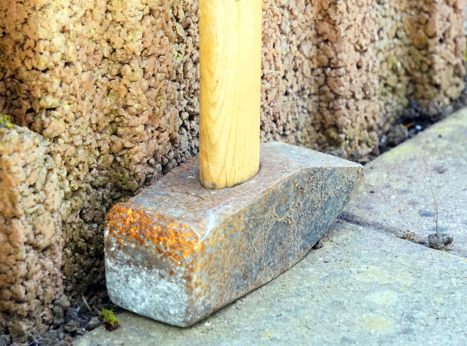 Sony Alpha a5000 (ILCE 5000) + Sony E 55-210mm F4.5-6.3 OSS sample photo. Hammer, stone, nature photography