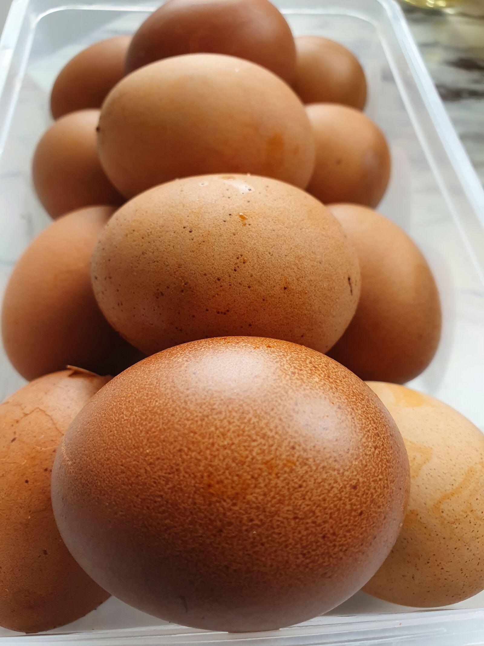Samsung Galaxy S10 sample photo. Eggs, painting, home photography
