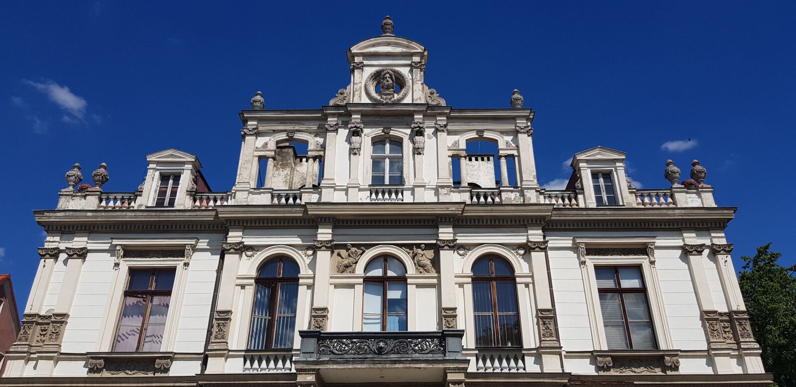 Samsung Galaxy S8 sample photo. Facade, decorated with, white photography