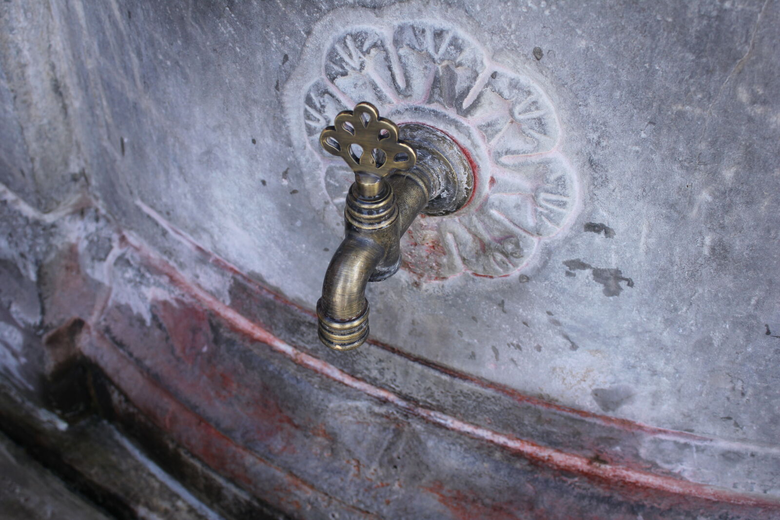 Canon EF-S 18-55mm F3.5-5.6 IS sample photo. Carved, stones, geometry, sculpture photography