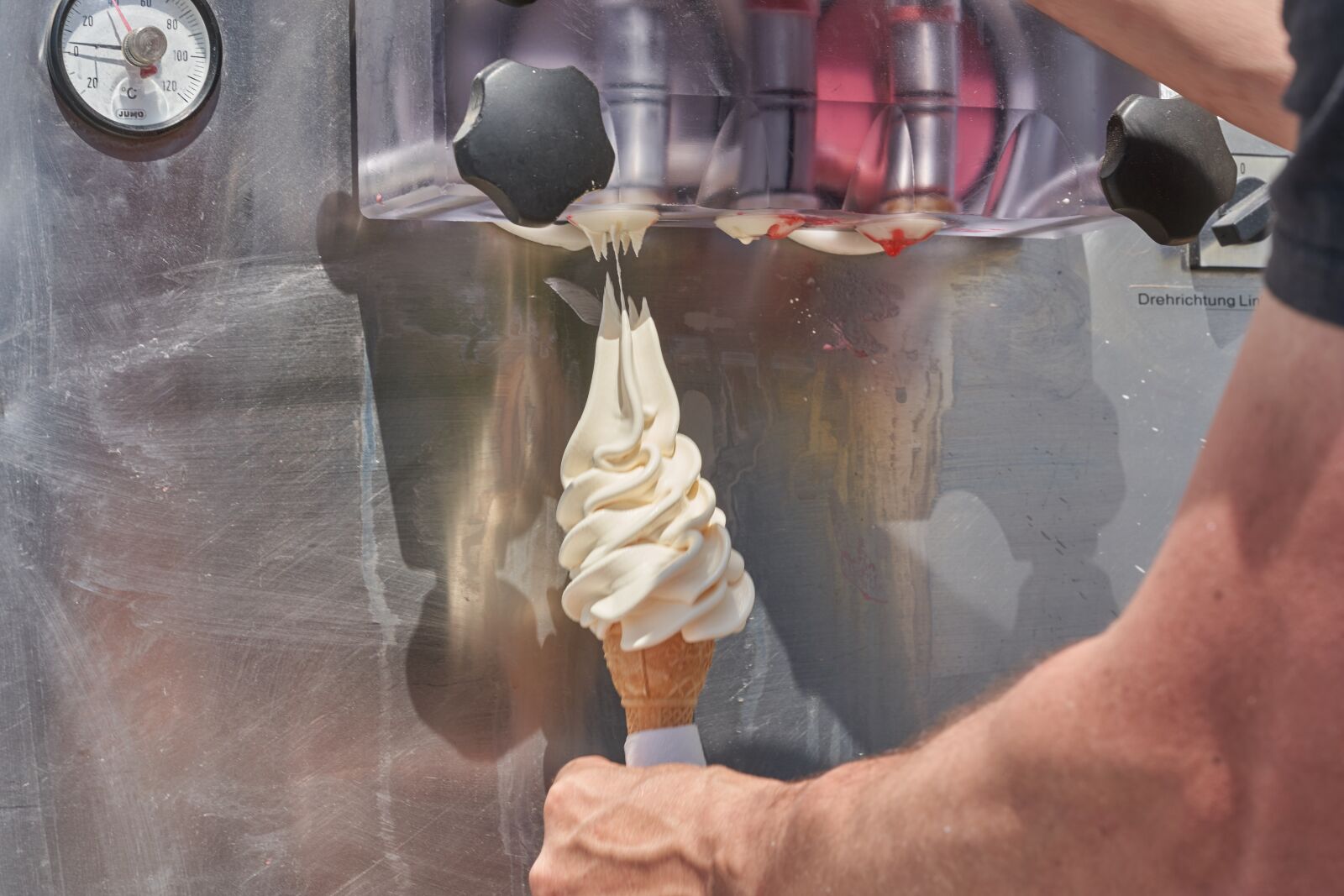Sony FE 90mm F2.8 Macro G OSS sample photo. Soft ice cream, make photography