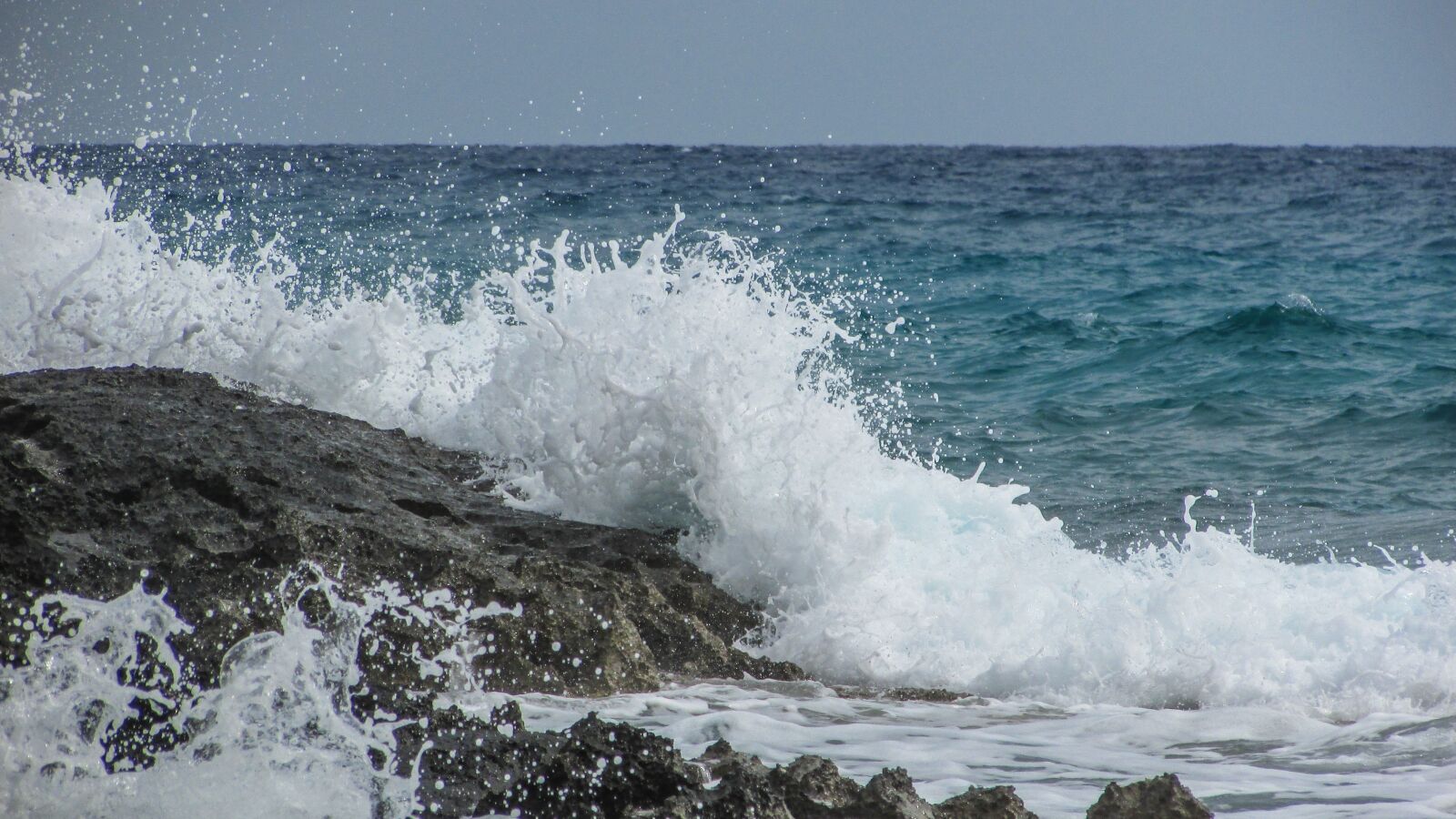 Canon PowerShot SX400 IS sample photo. Wave, smashing, foam photography