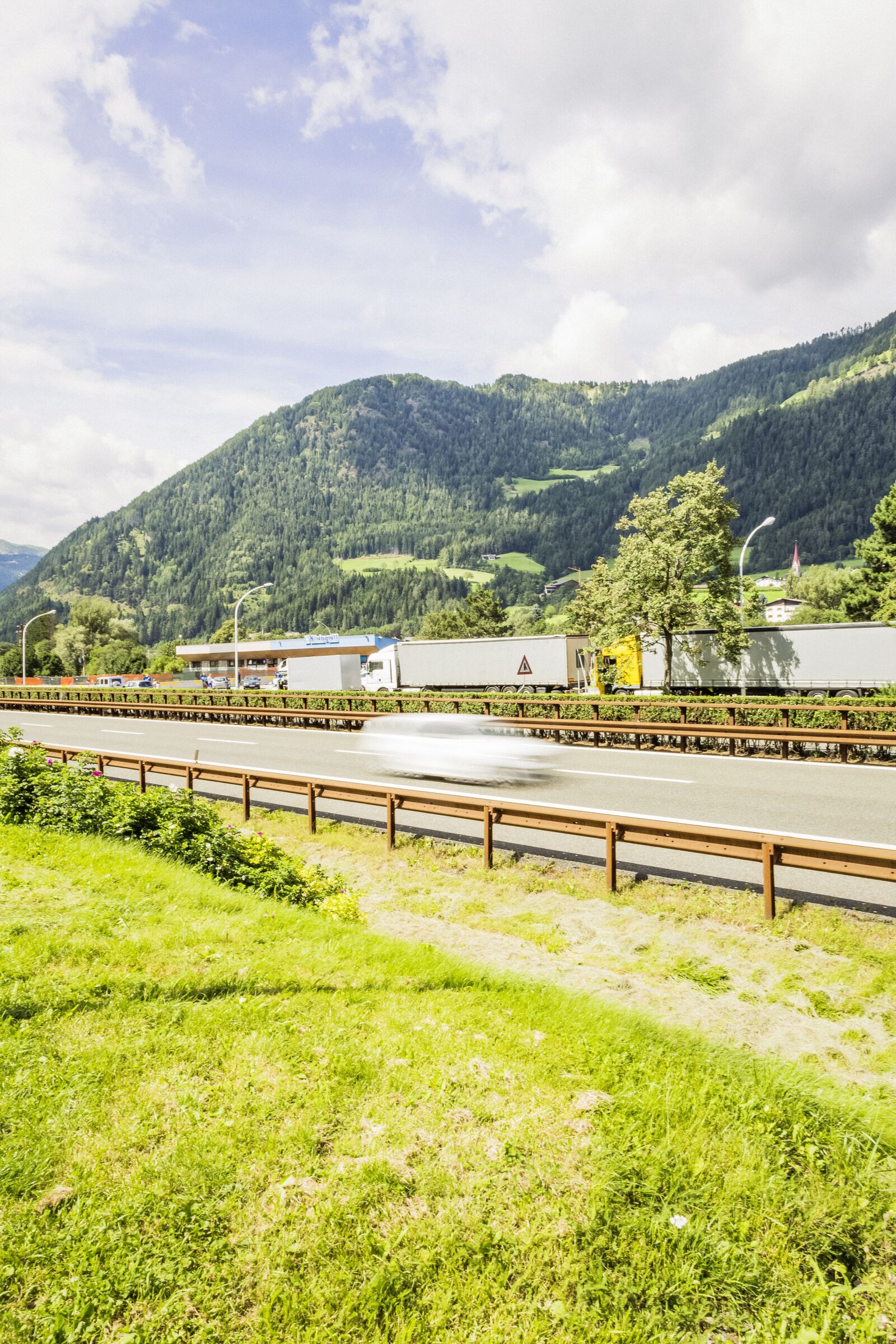 Canon EF 24-70mm F2.8L II USM sample photo. Highway, crash barriers, vehicles photography