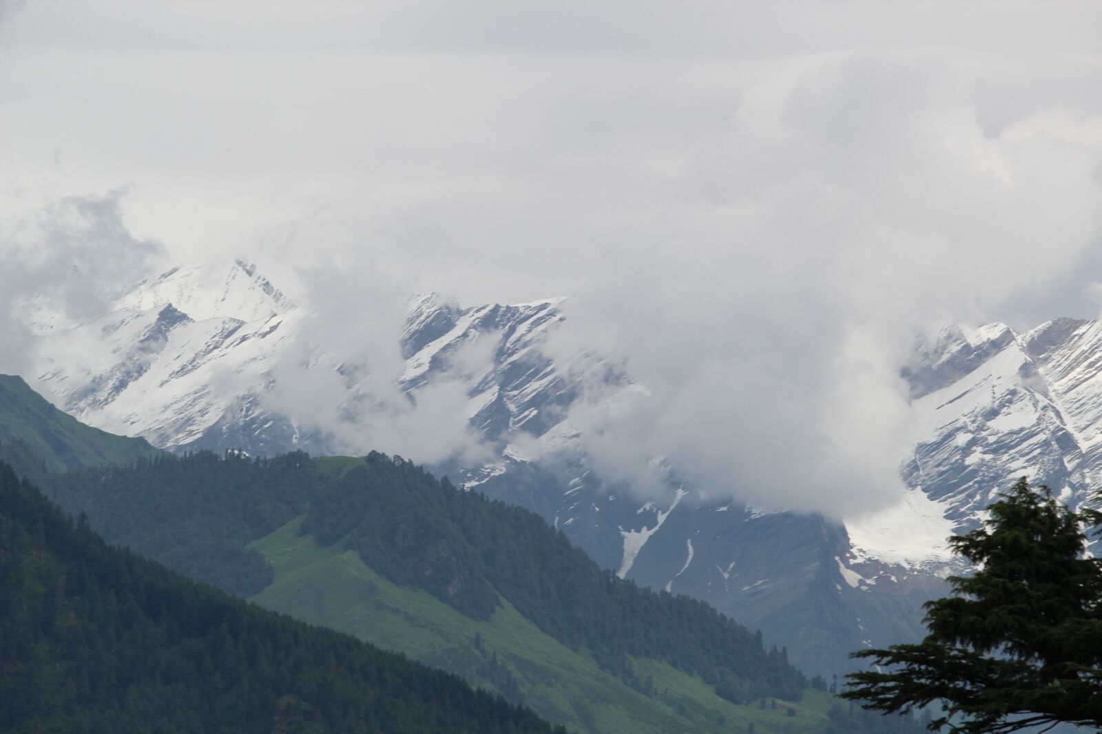 Canon EOS 1300D (EOS Rebel T6 / EOS Kiss X80) sample photo. Mountains, clouds, landscape photography