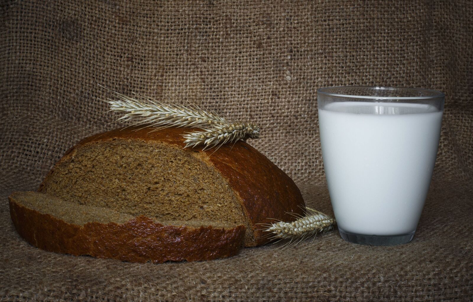 Canon EOS 100D (EOS Rebel SL1 / EOS Kiss X7) sample photo. Milk, bread, grain, food photography