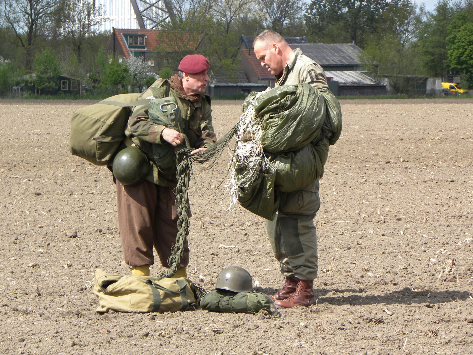 Nikon Coolpix P90 sample photo. Parachutist, military, second world photography