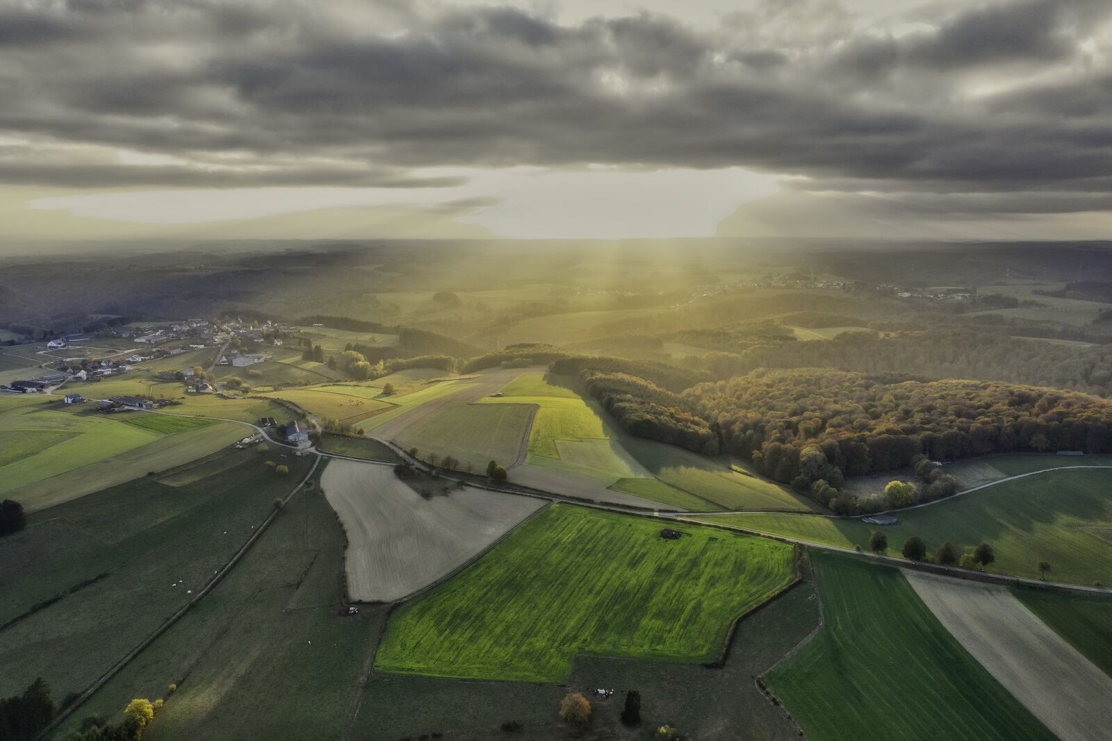 Hasselblad L1D-20c sample photo. Sunset, rays, sunrays photography