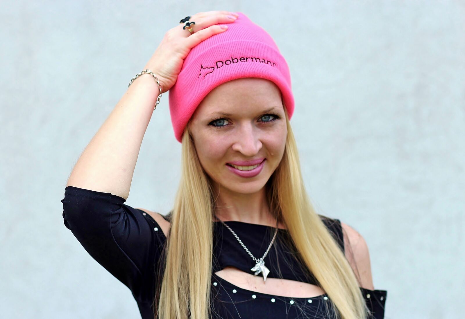 Canon EOS 600D (Rebel EOS T3i / EOS Kiss X5) + Canon EF 85mm F1.8 USM sample photo. Sapien woman, blonde, doberman photography