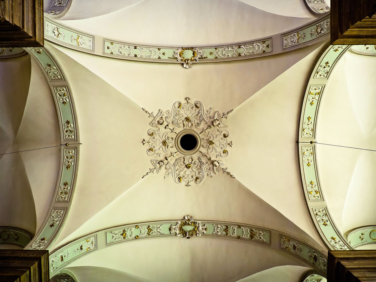 Olympus OM-D E-M10 sample photo. Church, architecture, blanket photography