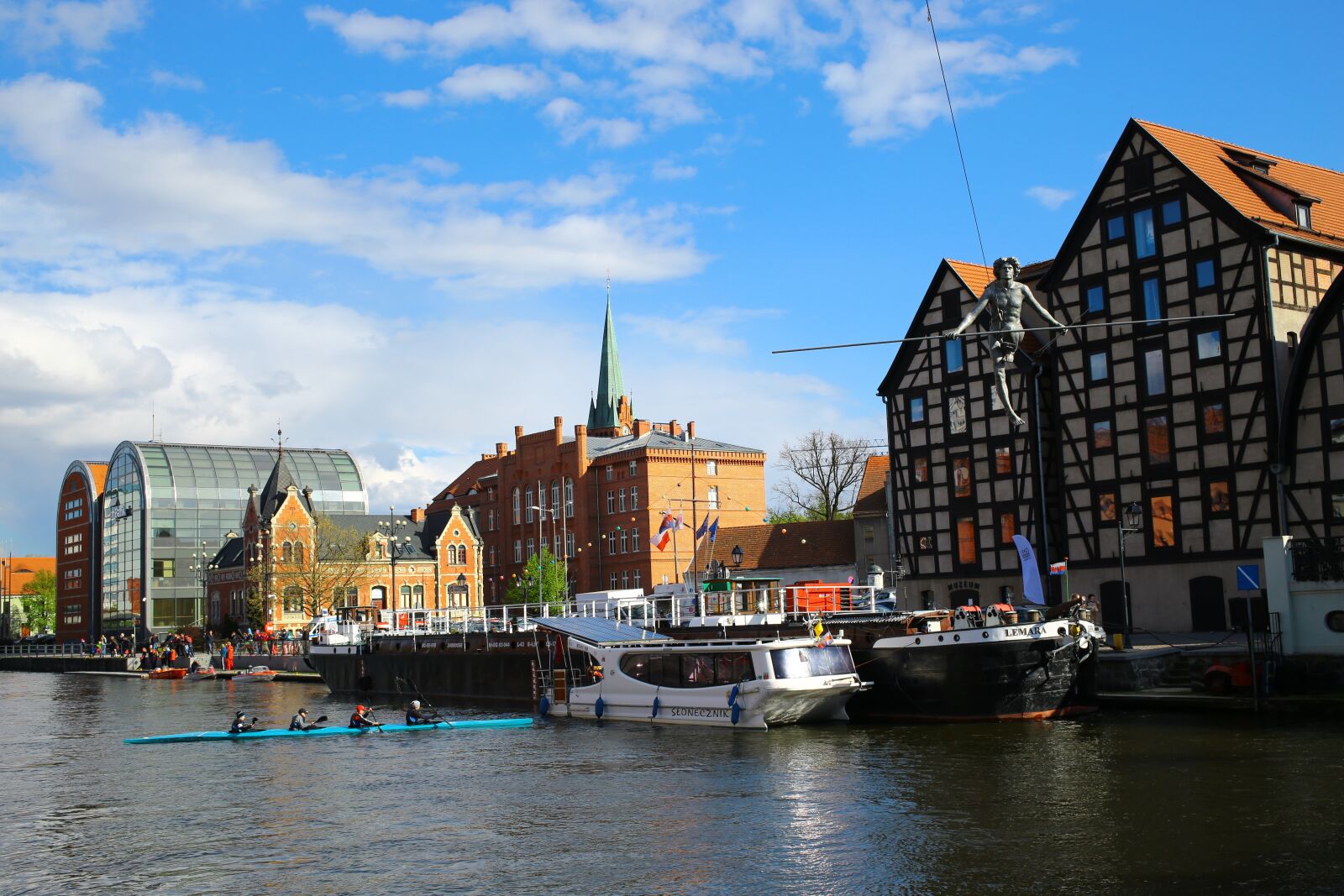 Canon EF 40mm F2.8 STM sample photo. Bydgoszcz, equilibrist, landscape photography