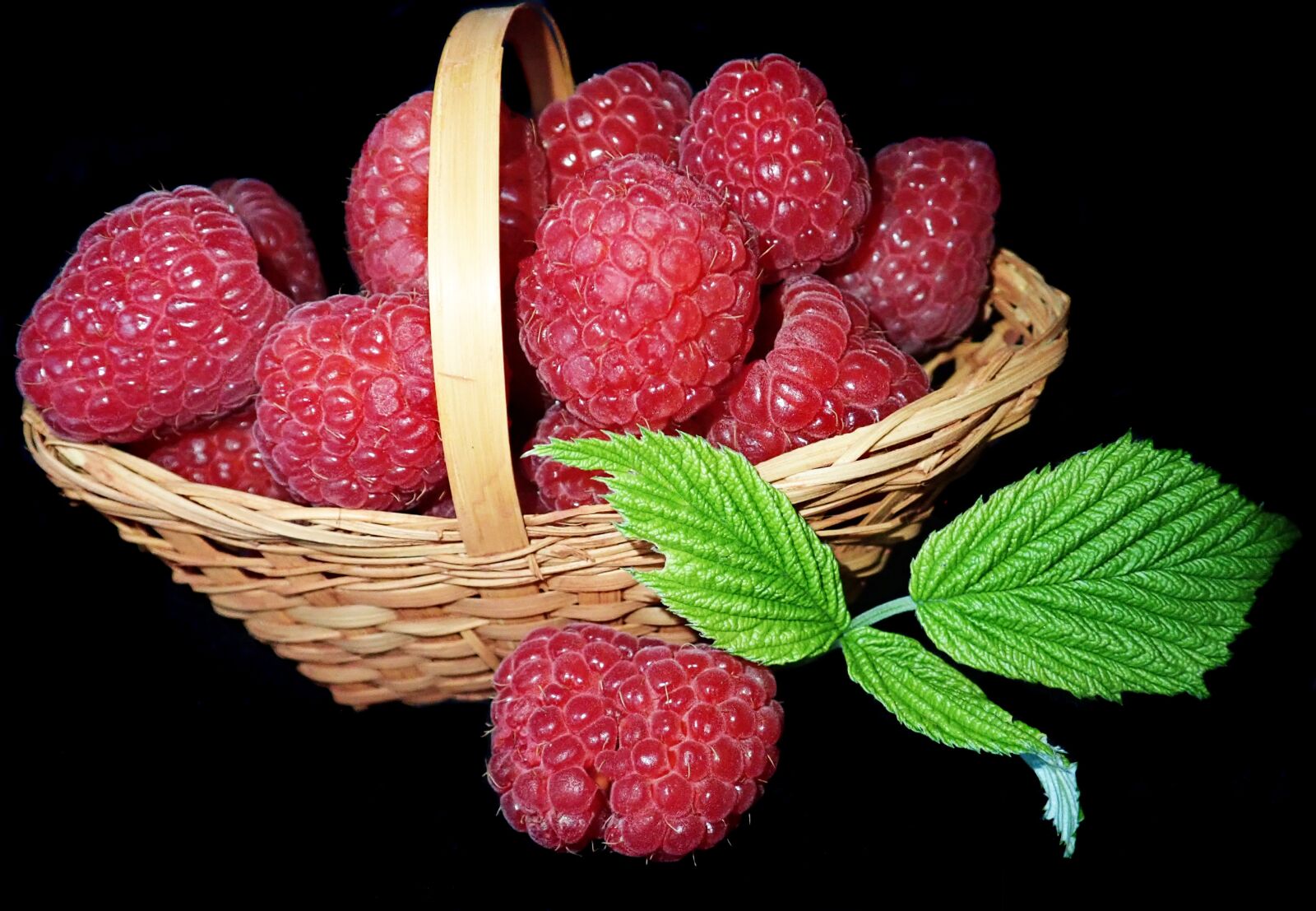 Olympus TG-5 sample photo. Fruit, raspberries, fresh photography