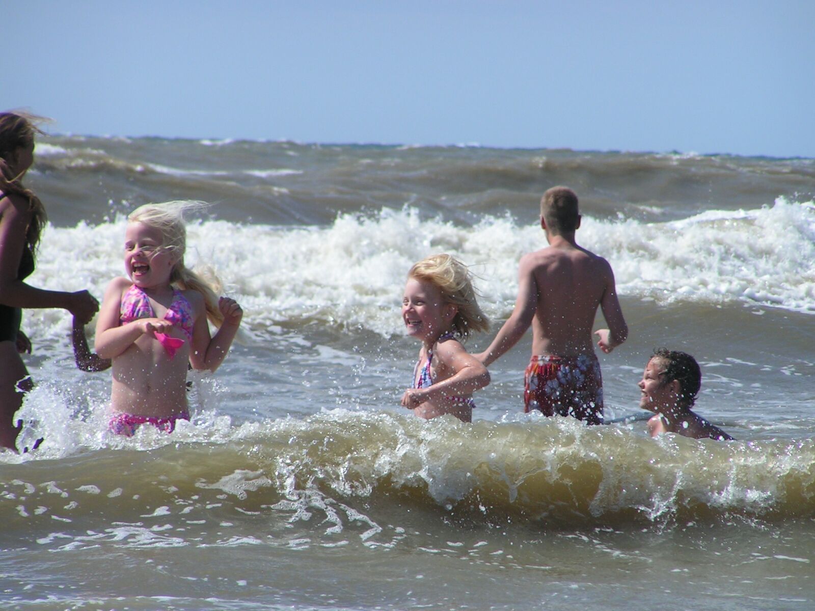 KONICA MINOLTA DiMAGE Z1 sample photo. Beach, children, summer photography