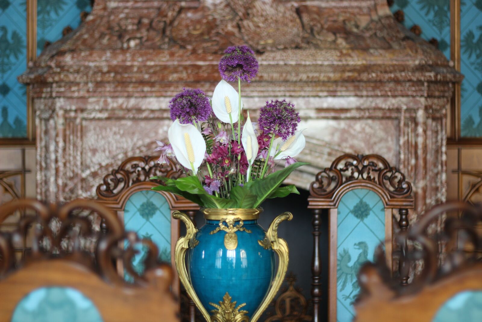 Canon EOS 600D (Rebel EOS T3i / EOS Kiss X5) + Canon EF 50mm F1.8 II sample photo. Flowers, flower pot, plant photography