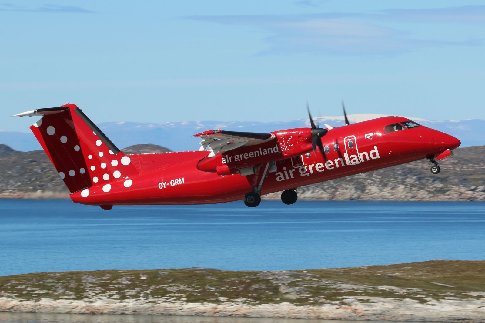 Canon EF 100-400mm F4.5-5.6L IS USM sample photo. Greenland, aasiaat airport, dash 8 photography