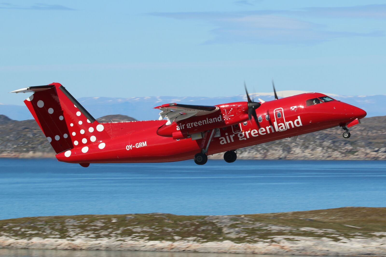 Canon EOS 70D + Canon EF 100-400mm F4.5-5.6L IS USM sample photo. Greenland, aasiaat airport, dash 8 photography