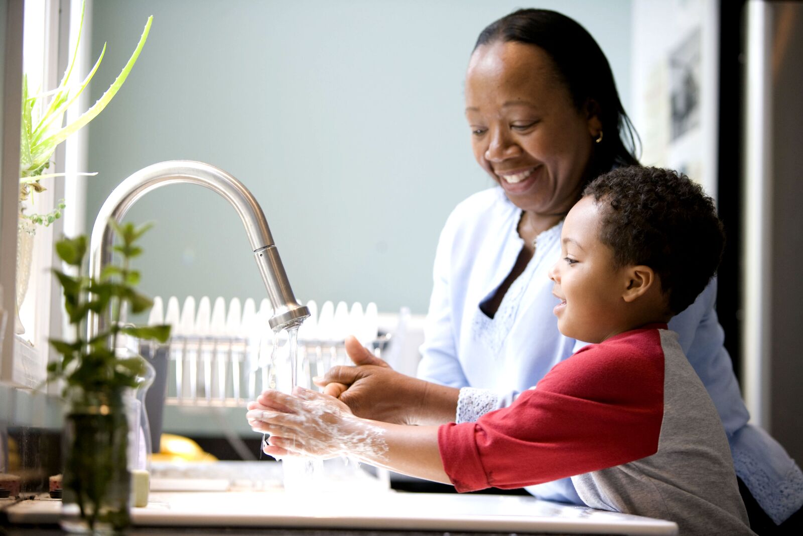 Canon EOS-1Ds Mark II sample photo. Boy, mother, laughing, kitchen photography