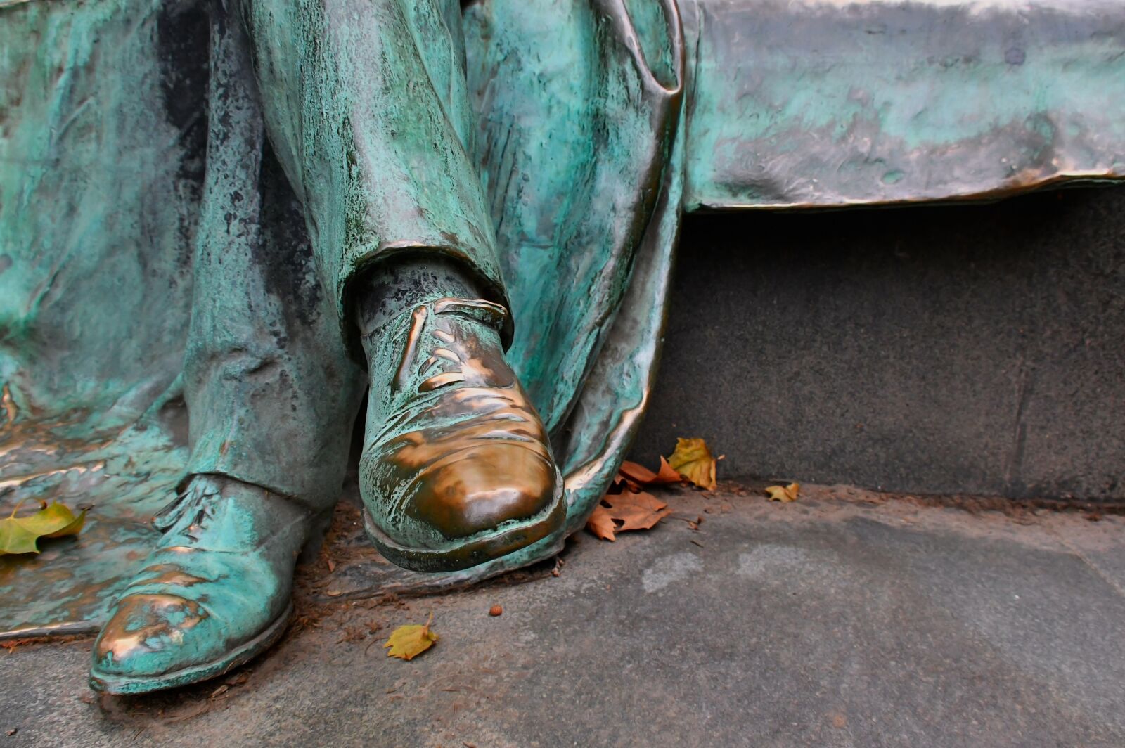 Nikon D3200 sample photo. Statue, bronze, shoe photography