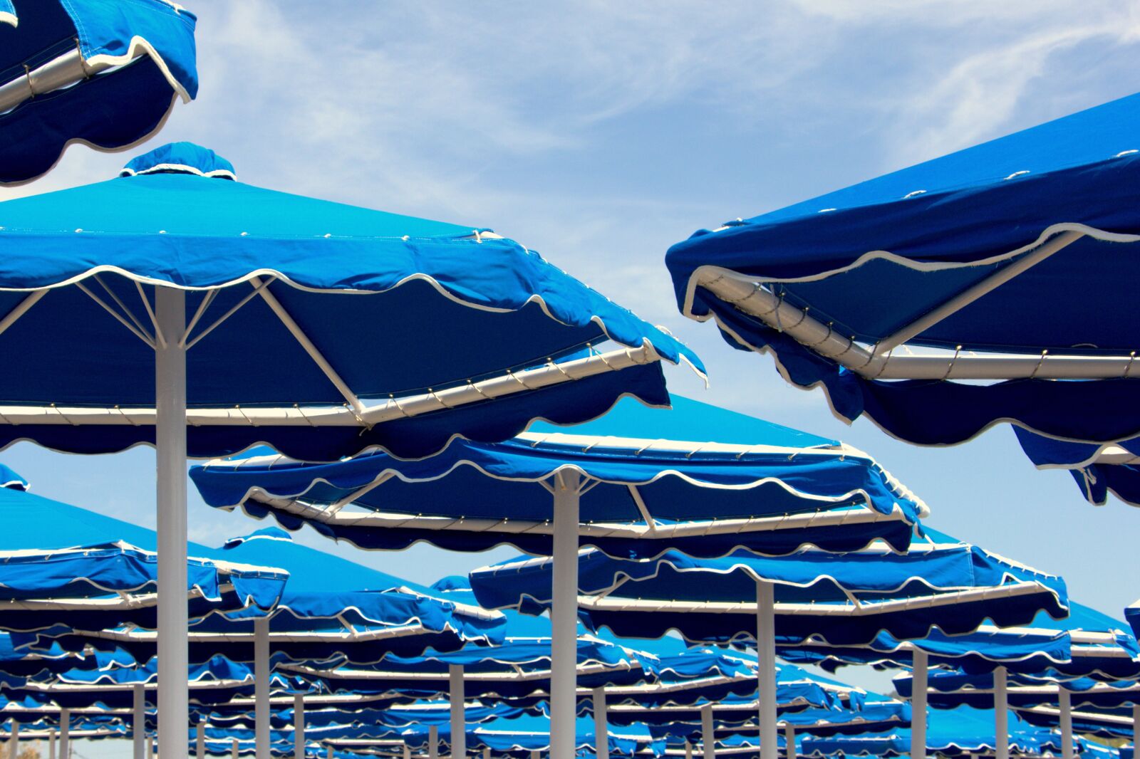 Canon EOS 60D sample photo. Parasols, blue, beach photography