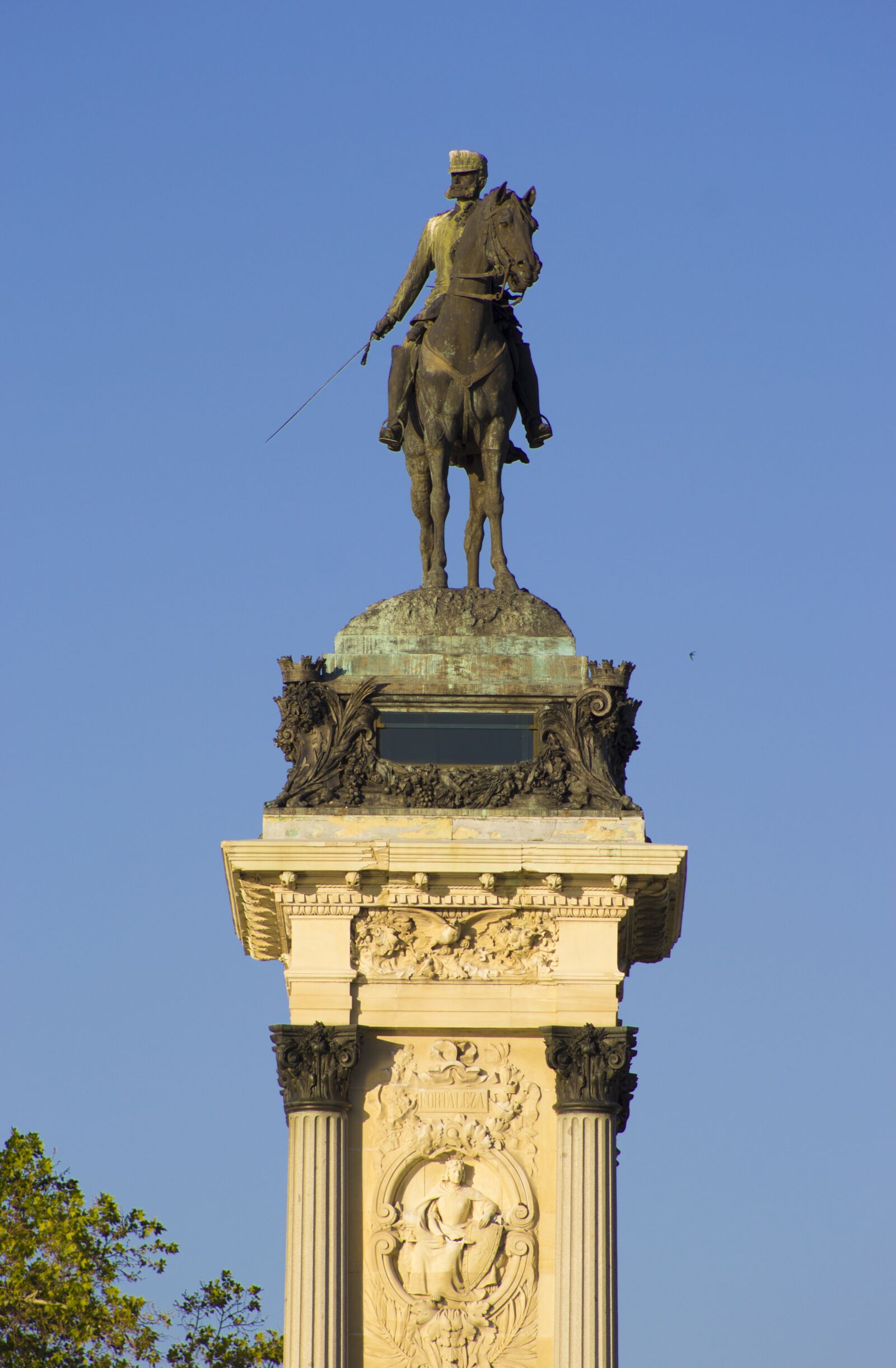 Canon EF 75-300mm f/4-5.6 sample photo. Equestrian statue, alfonso 12 photography