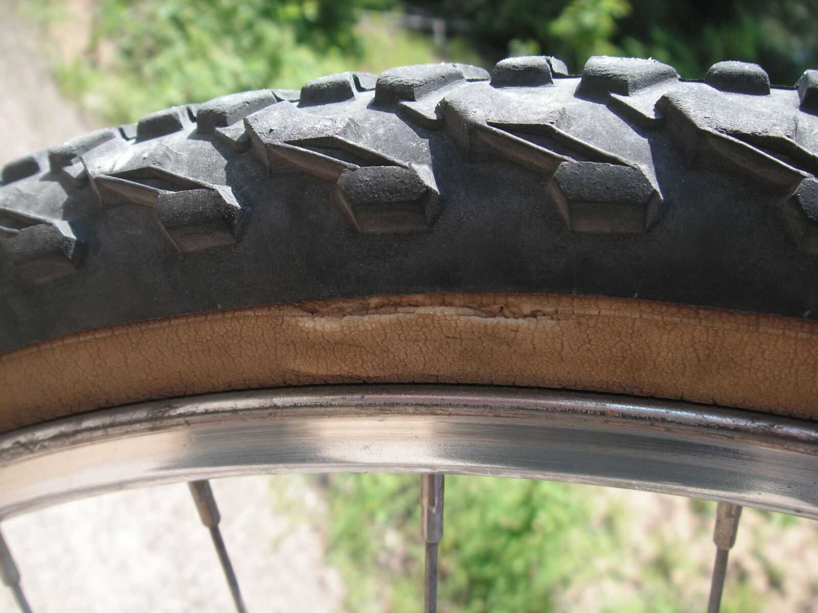 KONICA MINOLTA DiMAGE X60 sample photo. Tyre, repair, damage photography