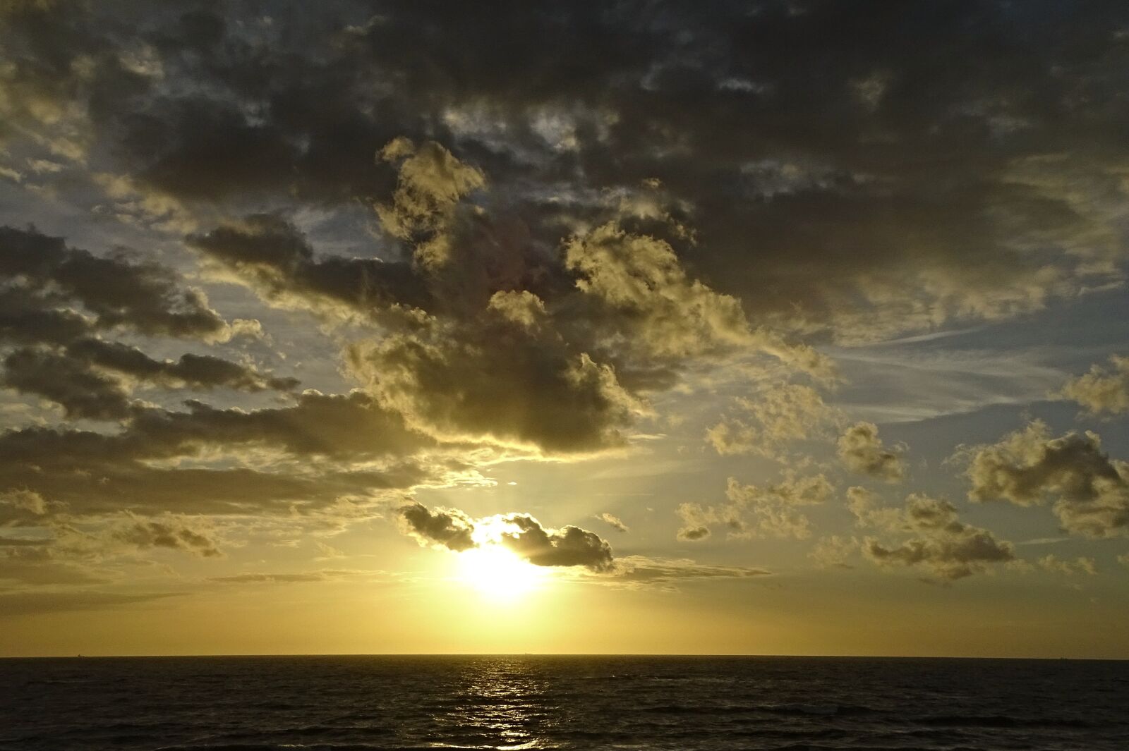 Sony Cyber-shot DSC-HX400V sample photo. Clouded sky, north sea photography