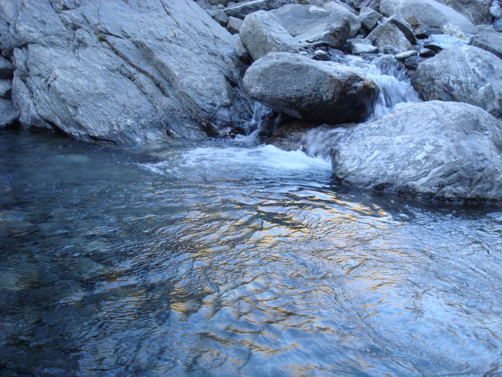 Sony DSC-W90 sample photo. River, stones, shore photography
