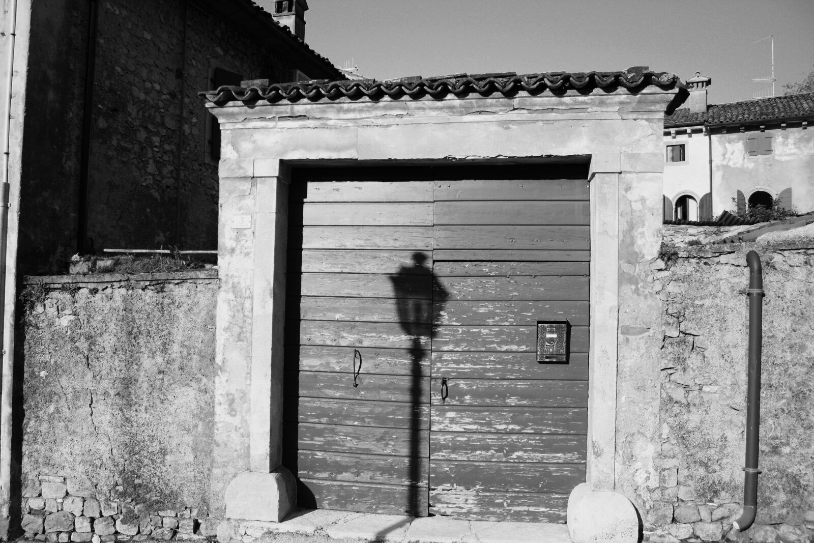 Canon EOS 1000D (EOS Digital Rebel XS / EOS Kiss F) sample photo. Shadow, doorway, architecture photography