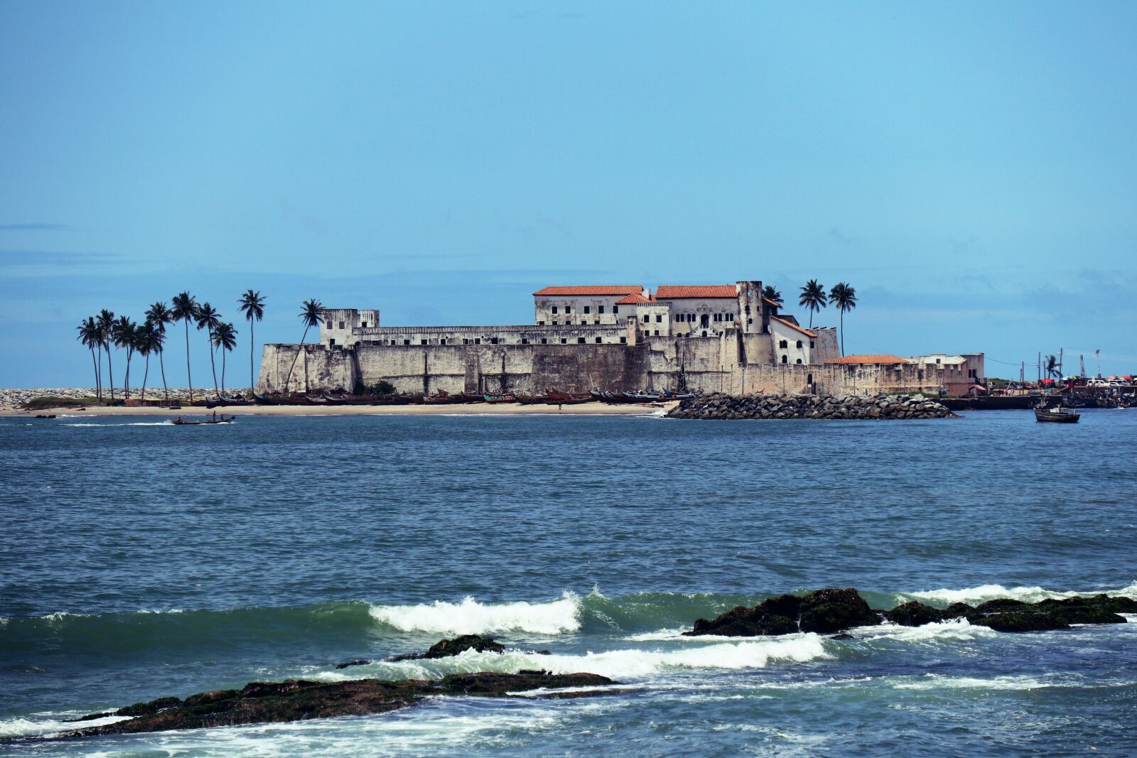 Canon EOS M5 + Canon EF-M 18-150mm F3.5-6.3 IS STM sample photo. Ghana, elmina, castle photography