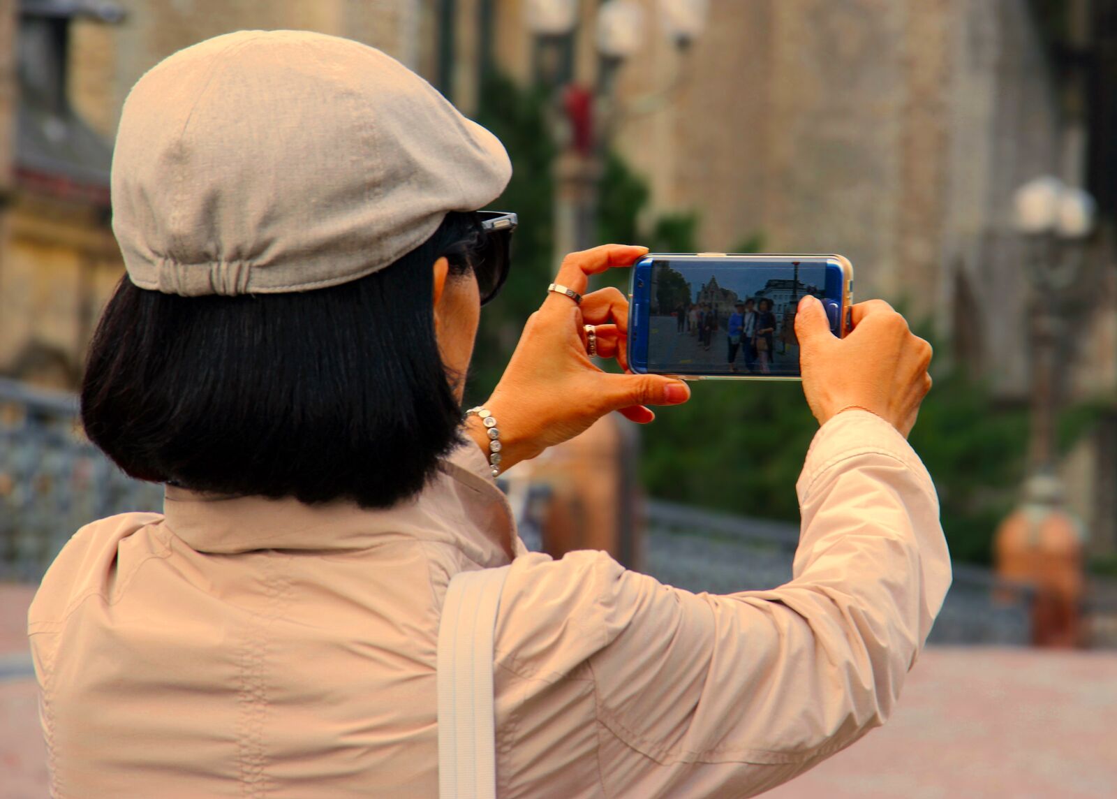 Canon EOS 100D (EOS Rebel SL1 / EOS Kiss X7) sample photo. Photograph, woman, smartphone photography