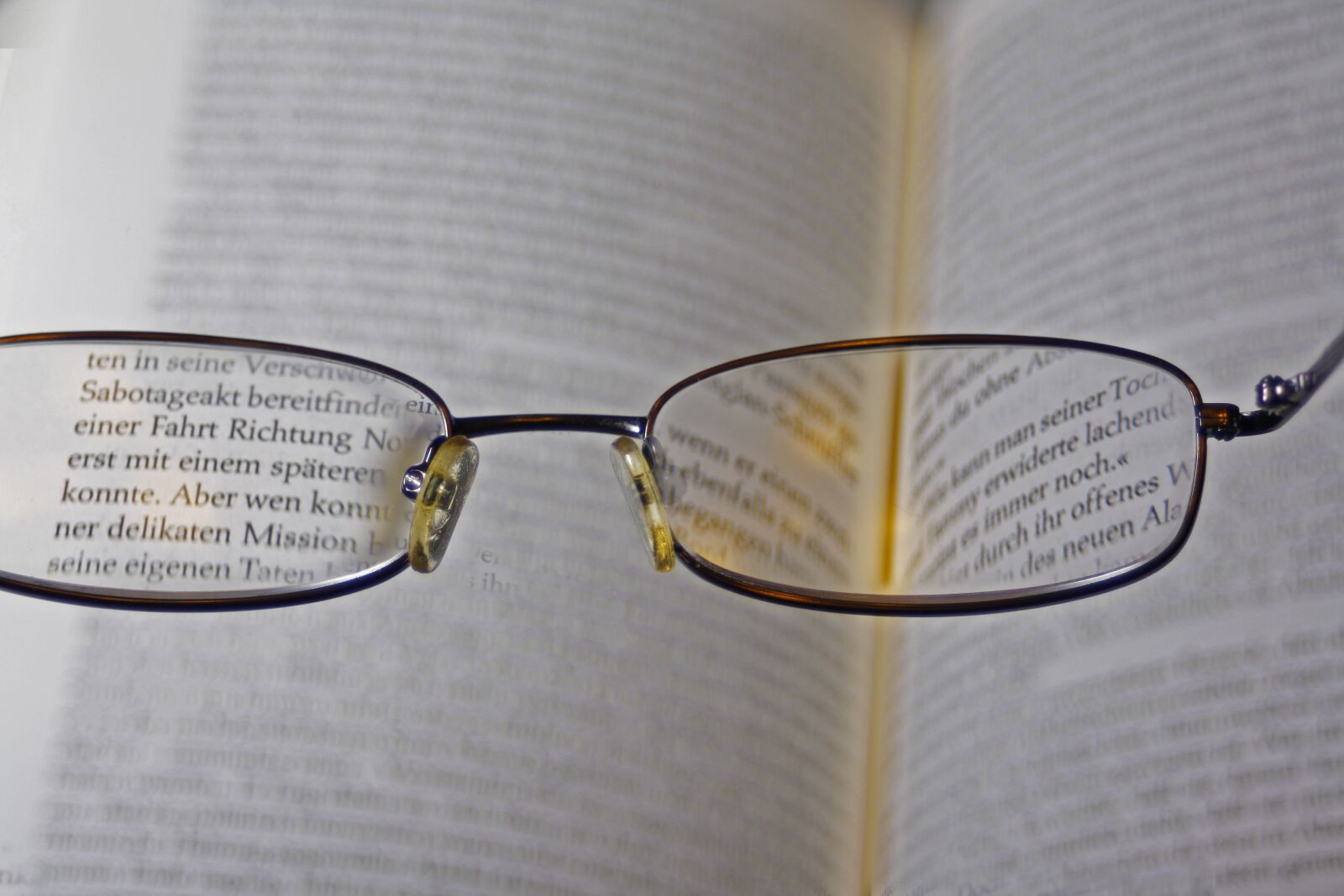 Canon EOS 1000D (EOS Digital Rebel XS / EOS Kiss F) sample photo. Glasses, sehhilfe, reading glasses photography