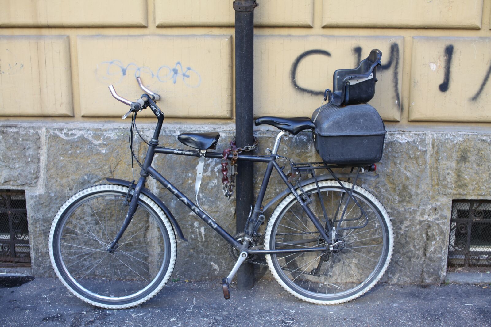 Canon EOS 5D Mark II sample photo. Bicycle, child, door child photography