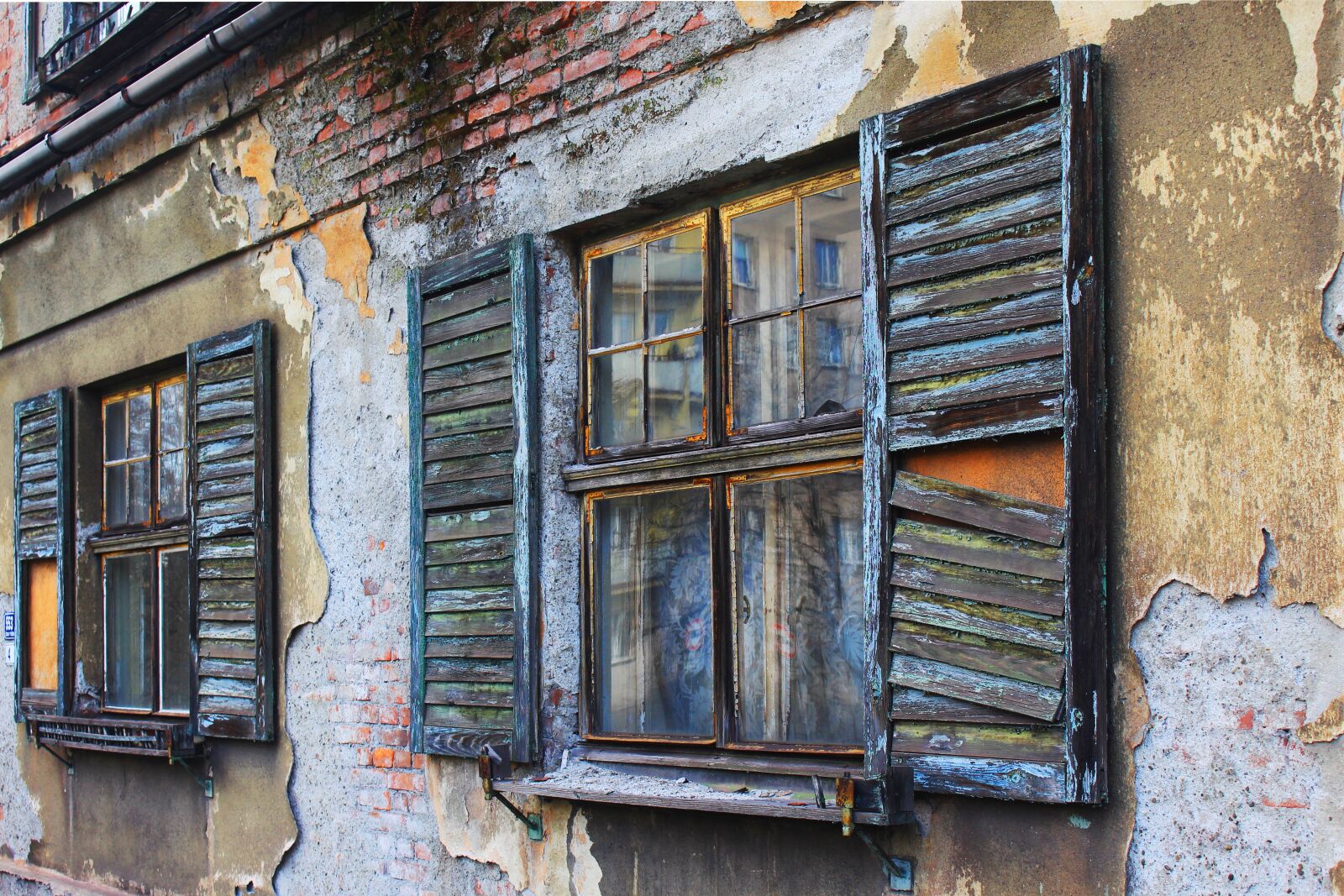 Canon EOS 700D (EOS Rebel T5i / EOS Kiss X7i) sample photo. Devastation, shutter, window photography
