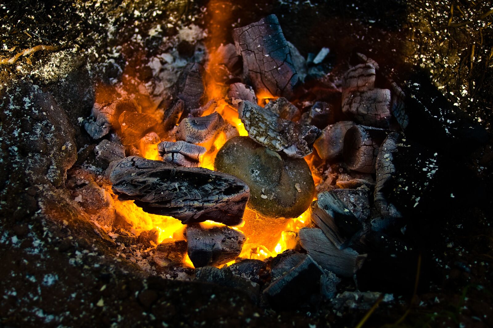 Canon EOS 400D (EOS Digital Rebel XTi / EOS Kiss Digital X) sample photo. Flare-up, campfire, carbon photography