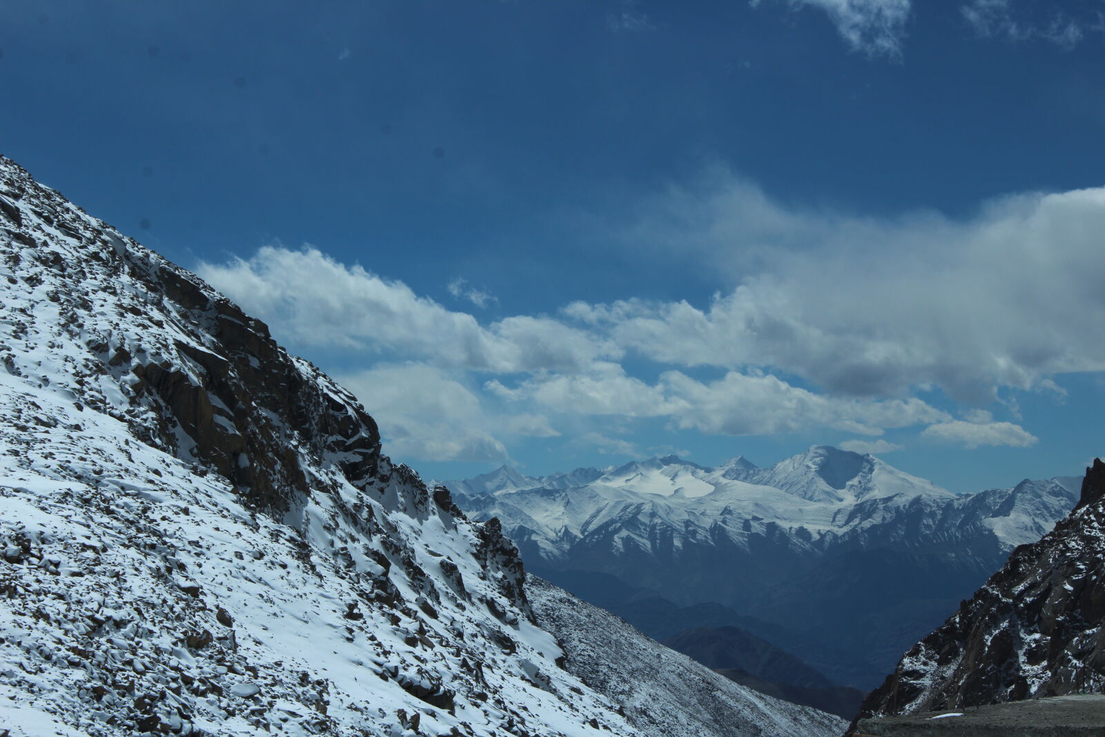 Canon EOS 1200D (EOS Rebel T5 / EOS Kiss X70 / EOS Hi) sample photo. Clouds, horizon, mountains, rocks photography