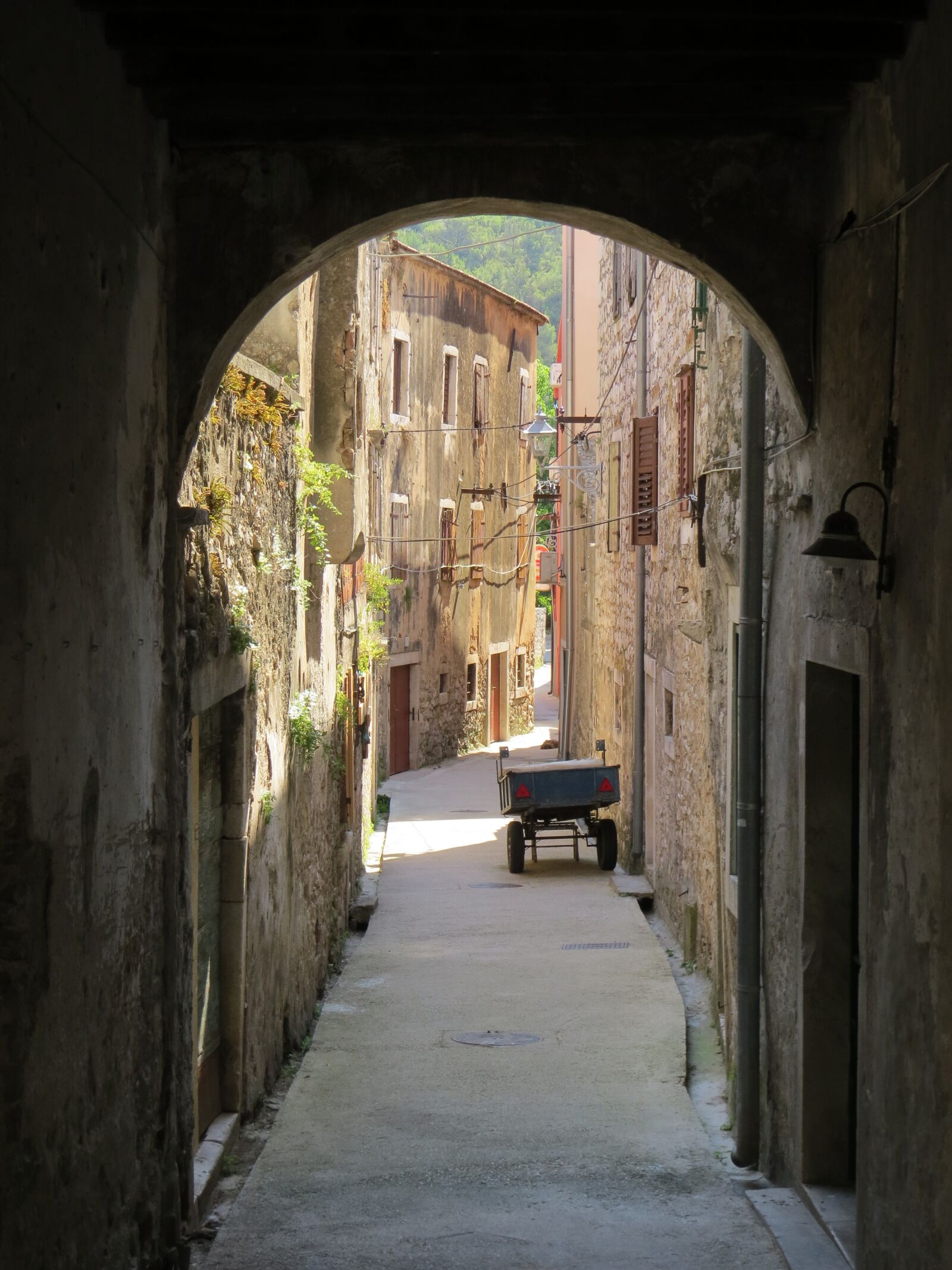 Canon PowerShot SX50 HS sample photo. Croatia, alley, historic center photography