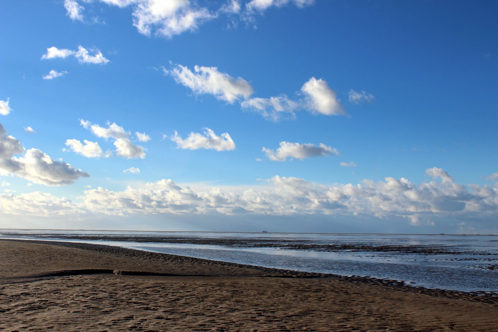 Canon EOS 600D (Rebel EOS T3i / EOS Kiss X5) sample photo. Schiermonnikoog, beach, clouds photography