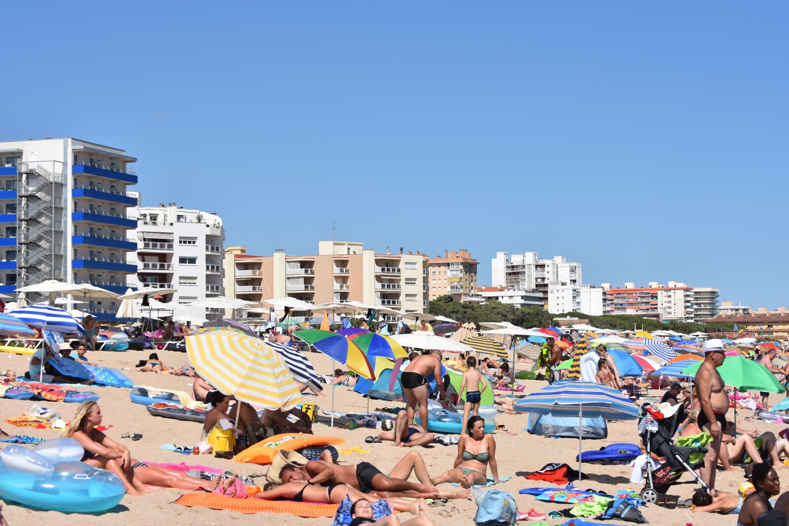 Nikon D7200 sample photo. Costa brava, beach, people photography