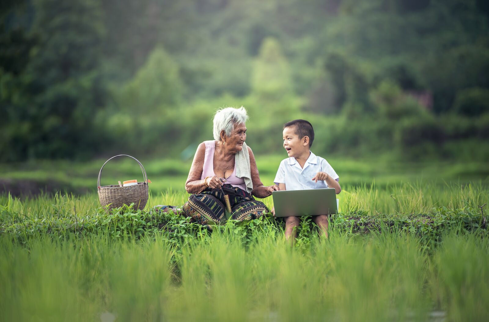 Nikon D810 sample photo. Grandmother, kids, laptop photography
