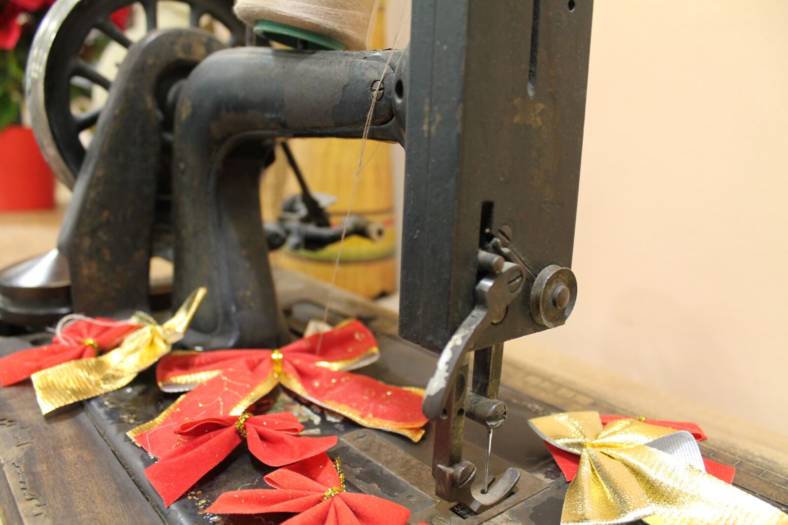 Canon EOS 1100D (EOS Rebel T3 / EOS Kiss X50) sample photo. Sewing, sewing machine, old photography