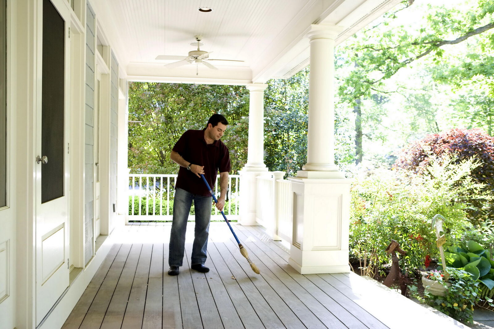 Canon EOS-1Ds Mark II sample photo. Man, process, cleaning, homes photography