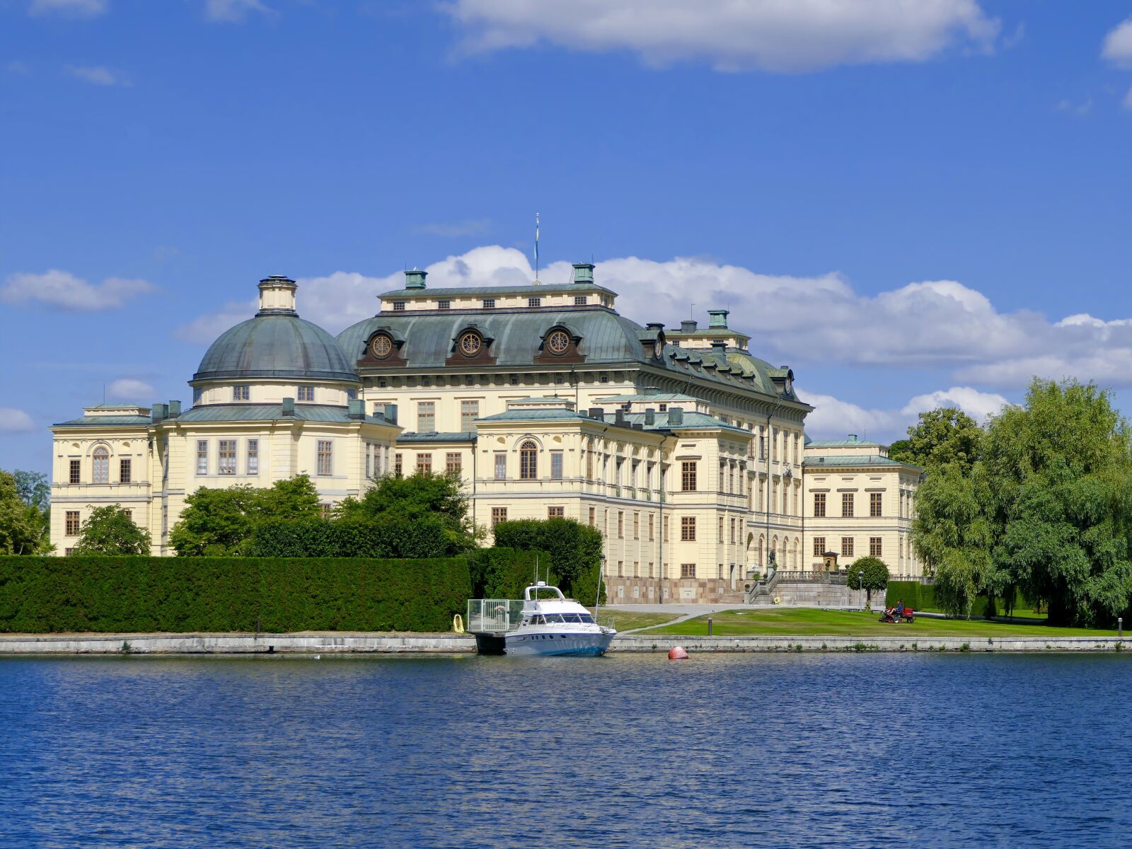 Panasonic Lumix DMC-FZ2500 (Lumix DMC-FZ2000) sample photo. Castle, drottningholm, summer residence photography